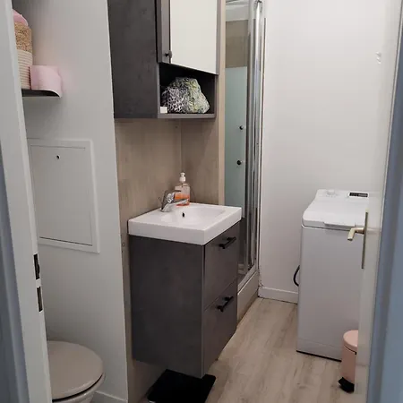 Studio Lumineux Avec Balcon Paris